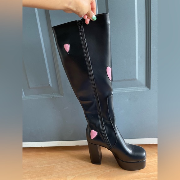 Brand new vintage leather long boots with heart design - Picture 2 of 3